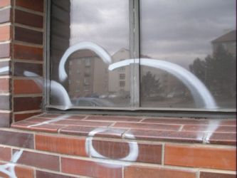 Odstranění sprejových grafitů z okna – ukázka realizace