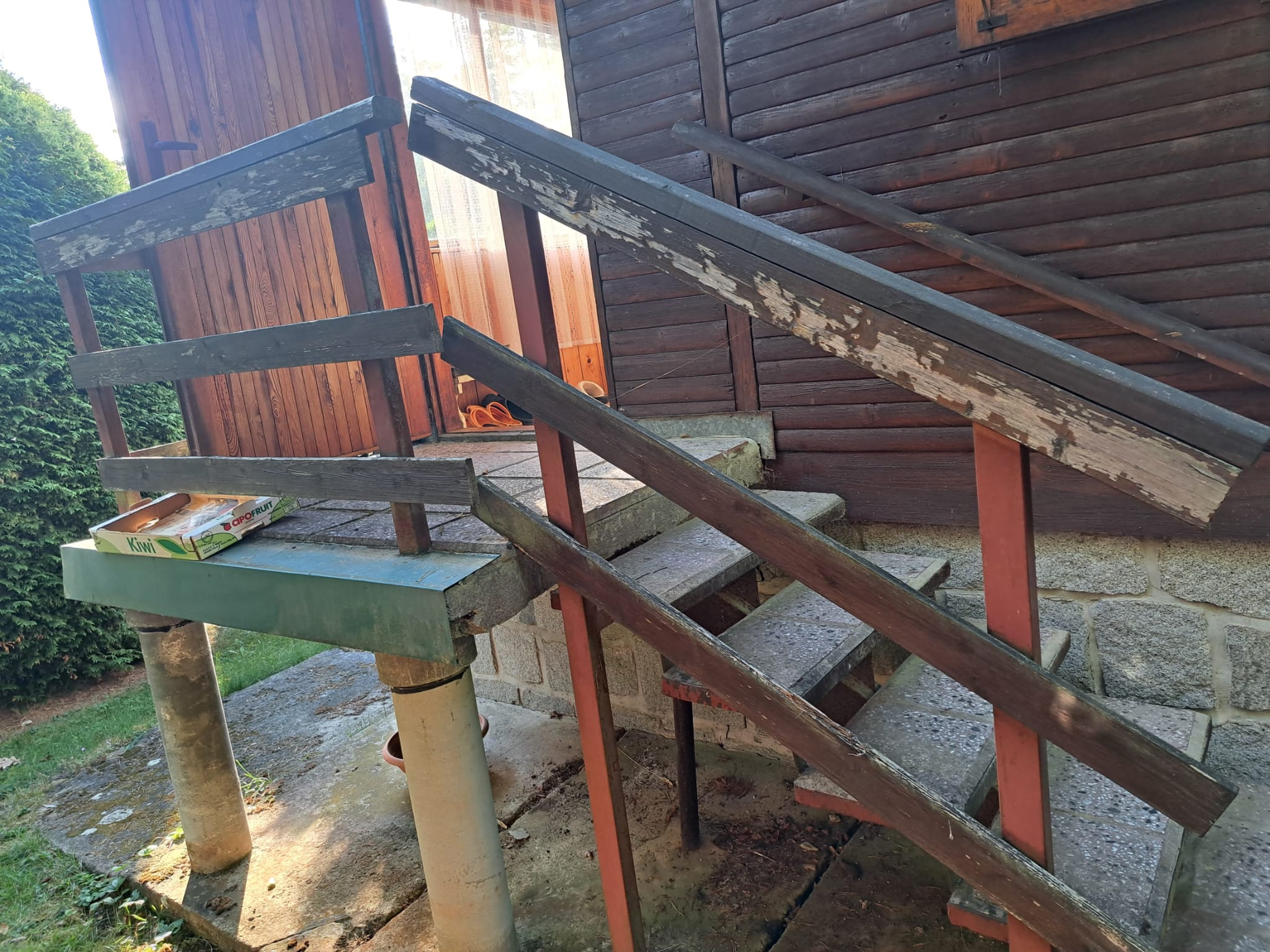 Původní stav dřevěného zábradlí před renovací