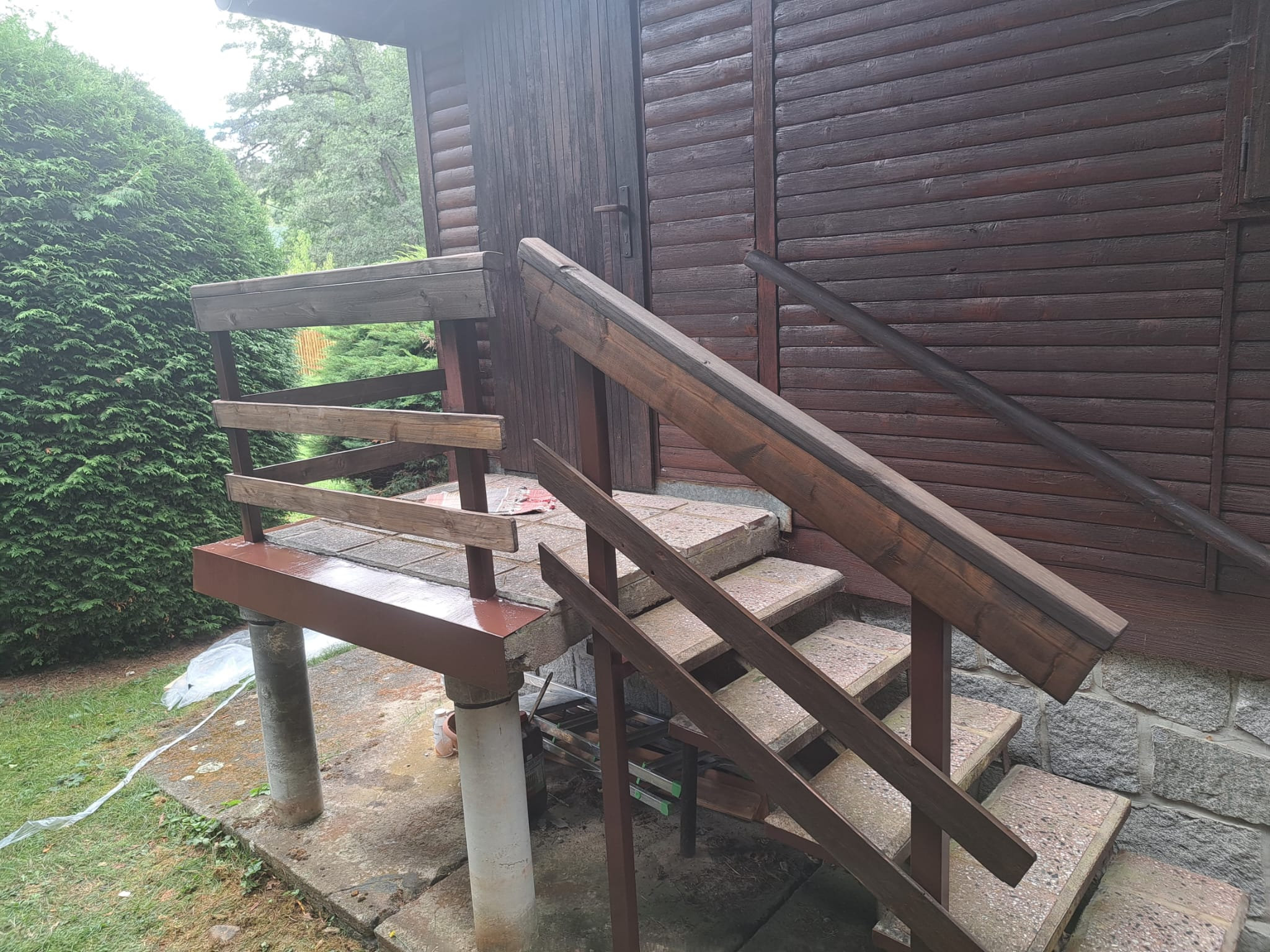 Dřevěné zábradlí po renovaci a nátěru