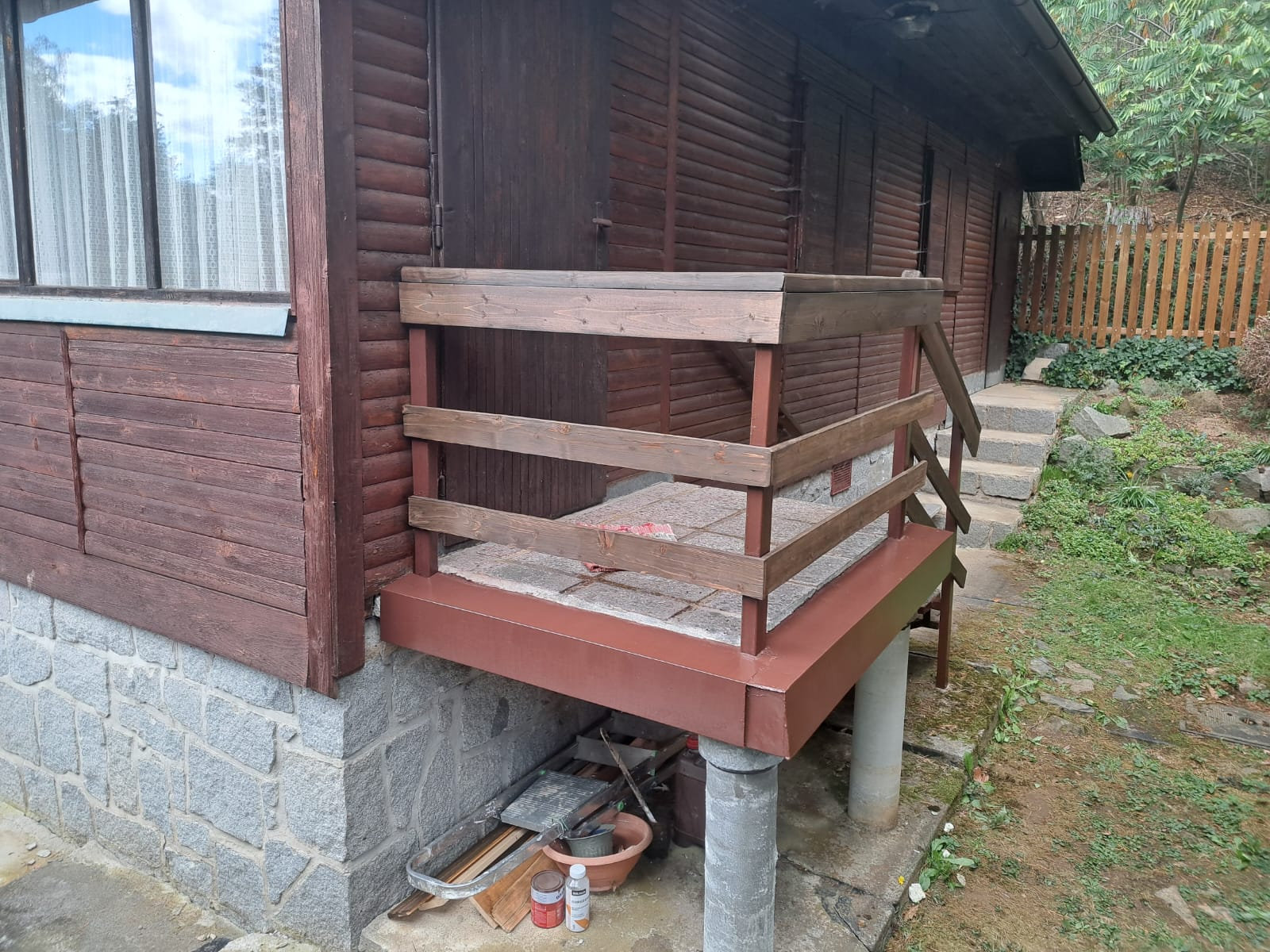 Hotové venkovní dřevěné zábradlí po nátěru